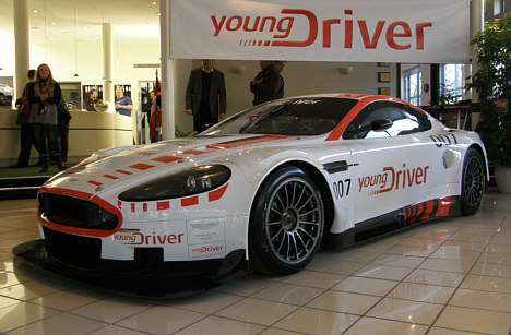Young Driver AMR raceren - en Aston Martin DBR9.